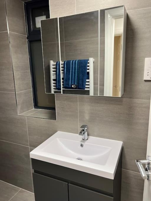 004- Brand New 1 Bedroom Apartment F1 Ealing Extérieur photo